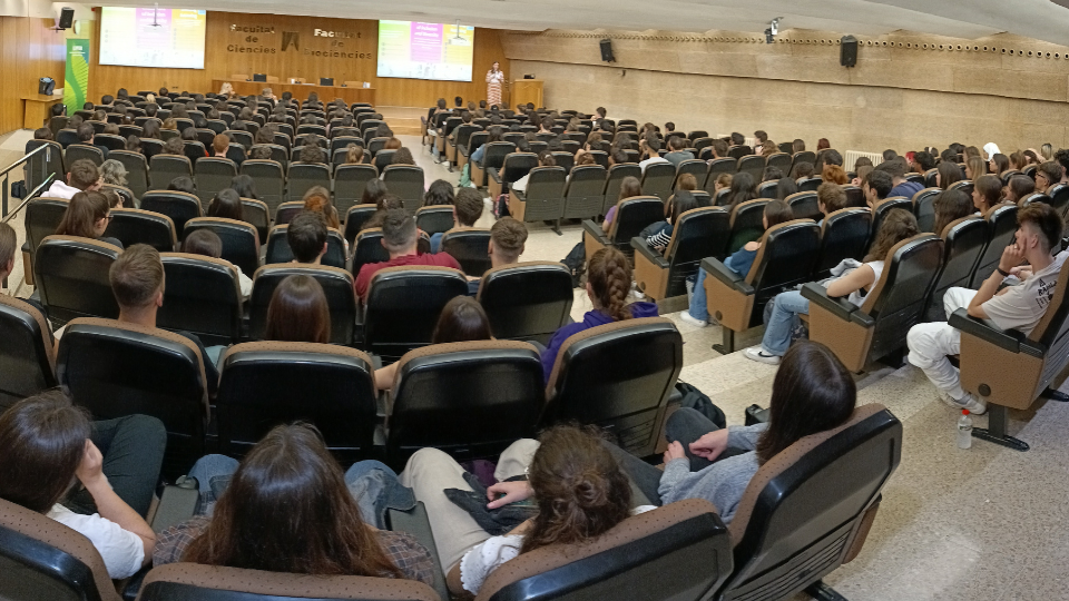 alumnes a la sala d'actes de la Facultat